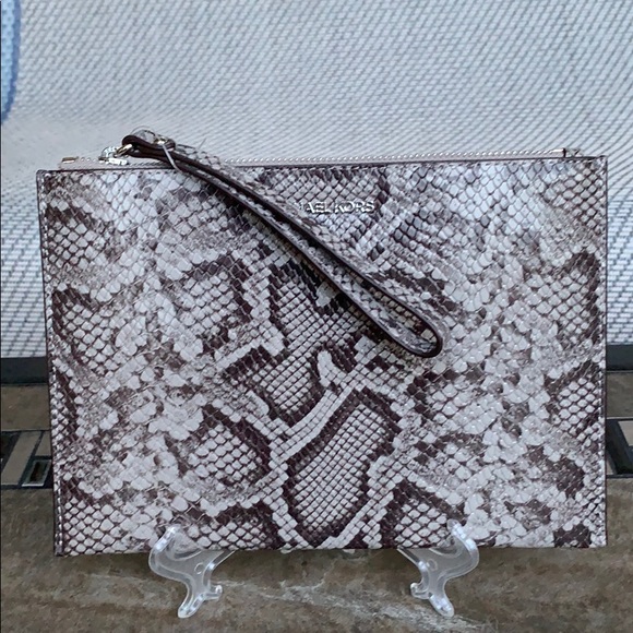 MICHAEL KORS JET SET TRAVEL XL ZIP CLUTCH WRISTLET - Picture 10 of 16